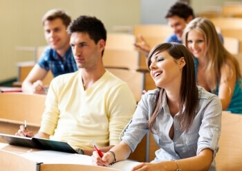 Studierende unterhalten sich im Hörsaal über den erforderlichen NC im Personalmanagement Studium